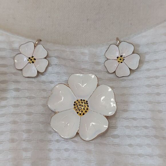 Vintage Jewelry - Vintage 5 Petal Enameled Flower Blossoms Brooch Pin Earrings Set